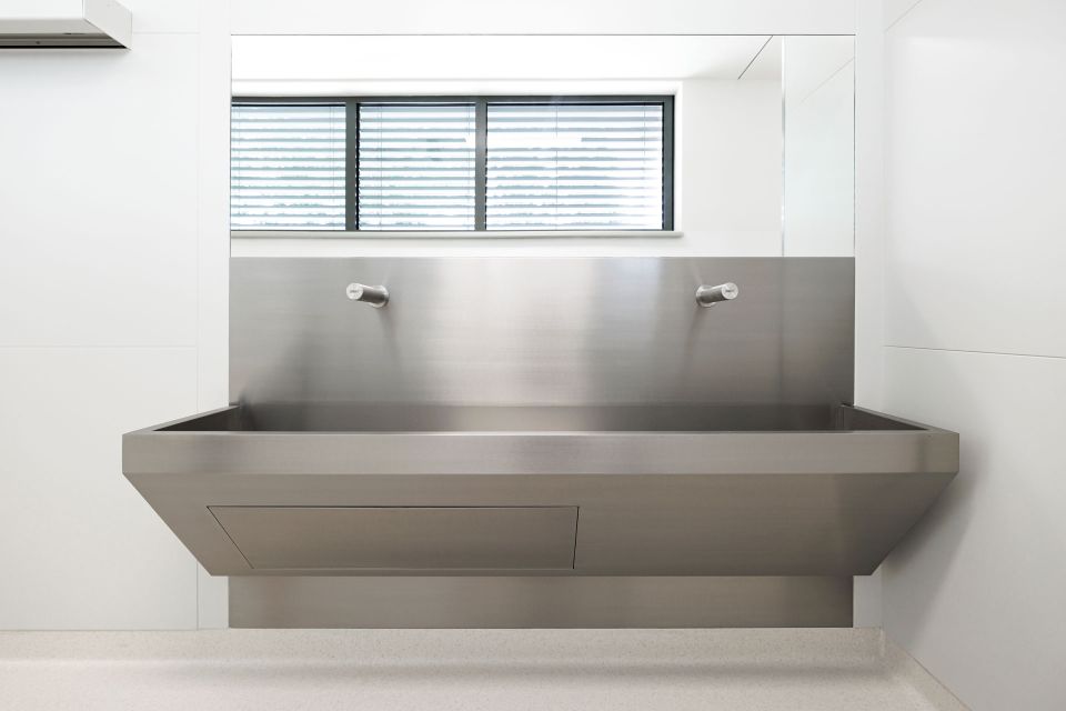 Nerezový nábytok a riešenia pre pracoviská