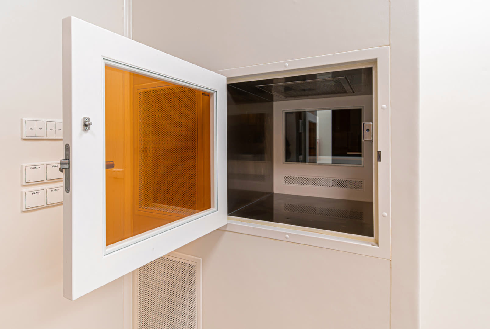 Fotografie white-glass-prekl_1_original.jpg